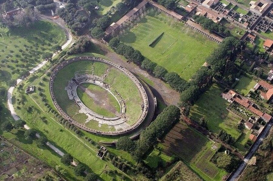 Amalfi Coast: Pompeii Guided Tour with Skip-the-Line Entry - Getting There: Pickup, Bus Comfort, and the Road Trip Factor
