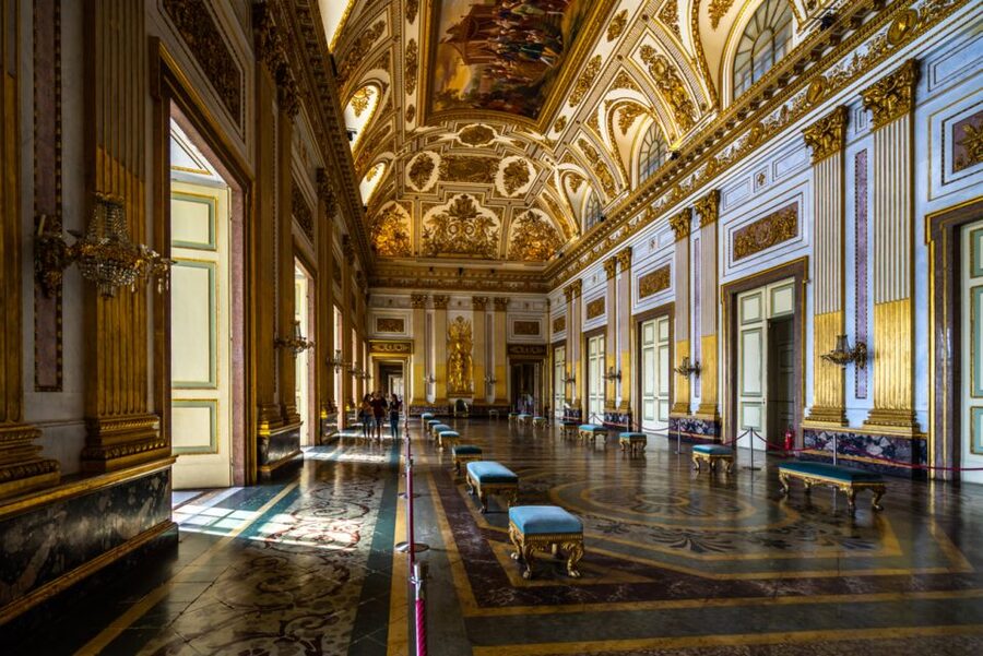 Campania: Royal Palace of Caserta Guided Private Tour - Starting at Piazza Carlo di Borbone: finding the group without stress
