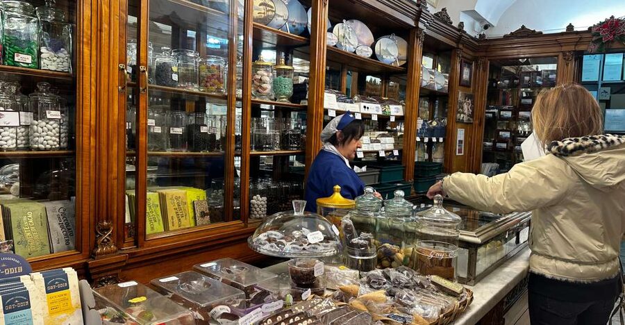 Chocolate and Pastry tasting tour in Napoli Old Town - The first bites: pastry secret and fiocco di neve