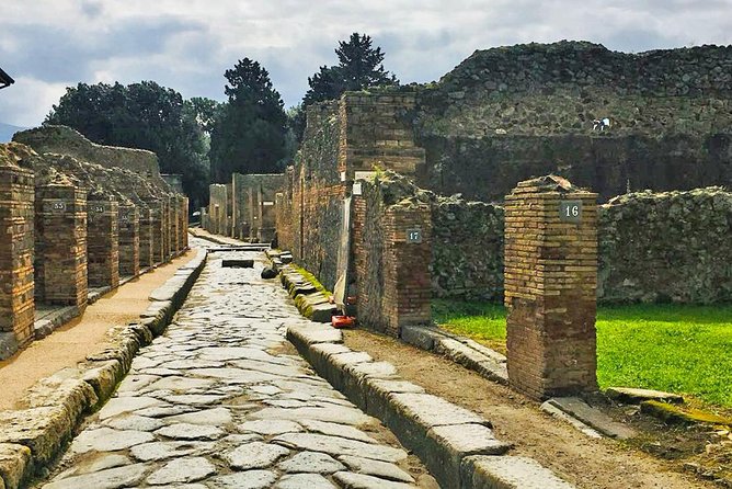 Day trip to Pompeii from Naples - A simple Naples to Pompeii plan that saves your energy