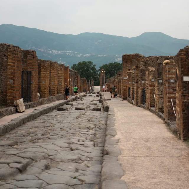 Discover Pompeii: Spanish Walking Tour of the Buried City - Should you book this Spanish walking tour of Pompeii?