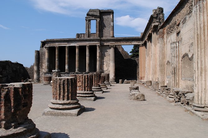 Discovering Pompeii and Herculaneum - VIP Tour with Lunch - Pompeii Archaeological Park: 2 hours with the right guide