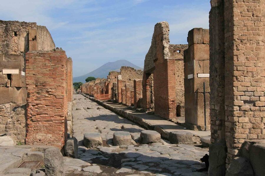 From Naples or Pompeii: Pompeii Skip-the-Line Entry and Tour - The house of the richest man: class in stone