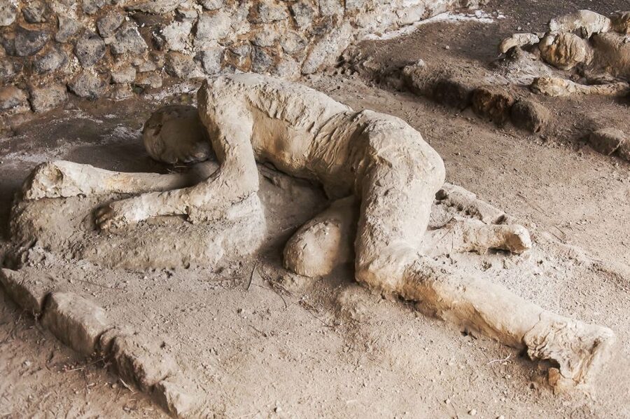 From Naples: Pompeii & Amalfi Coast Full-Day Trip with Lunch - Languages, how the tour works with groups, and what that means for your experience