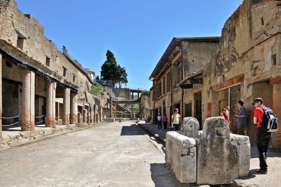 From Naples: Pompeii and Herculaneum Tour with Lunch - The included lunch break at Pompeii: what to expect when it says light