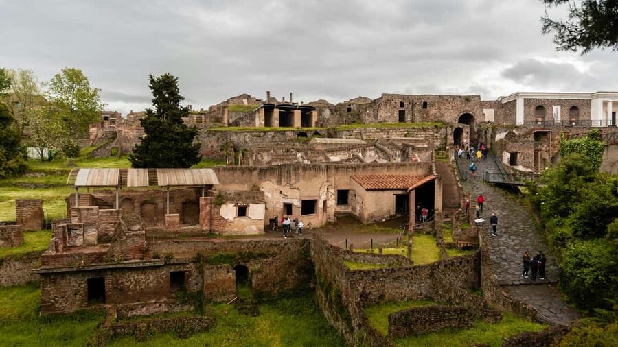 From Naples: Pompeii and Vesuvius Day Tour - Mount Vesuvius, The Cono Walk and the Crater Facts That Give It Meaning