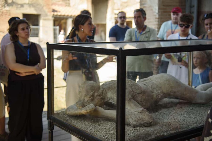 From Naples: Pompeii and Vesuvius Guided Day Trip with Lunch - Pompeii with a guide: walking the town that got buried in 79 AD
