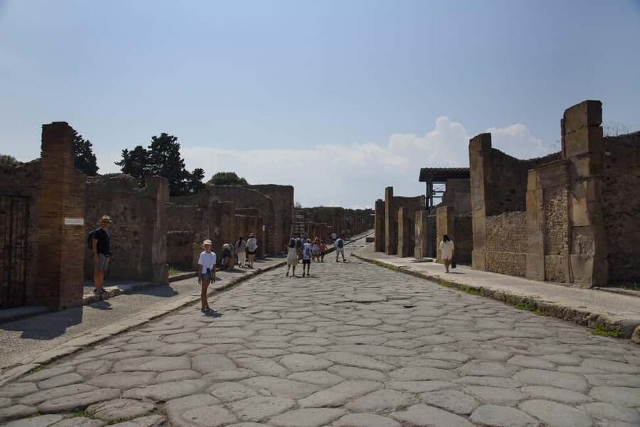 From Naples: Pompeii and Vesuvius Guided Day Trip with Lunch - How the guides shape your day (and why humor helps)