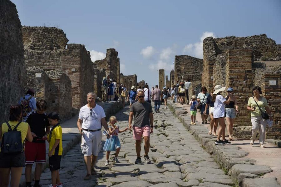 From Naples: Pompeii and Vesuvius Guided Day Trip with Lunch - Practical tips so you have an easy day in Campania