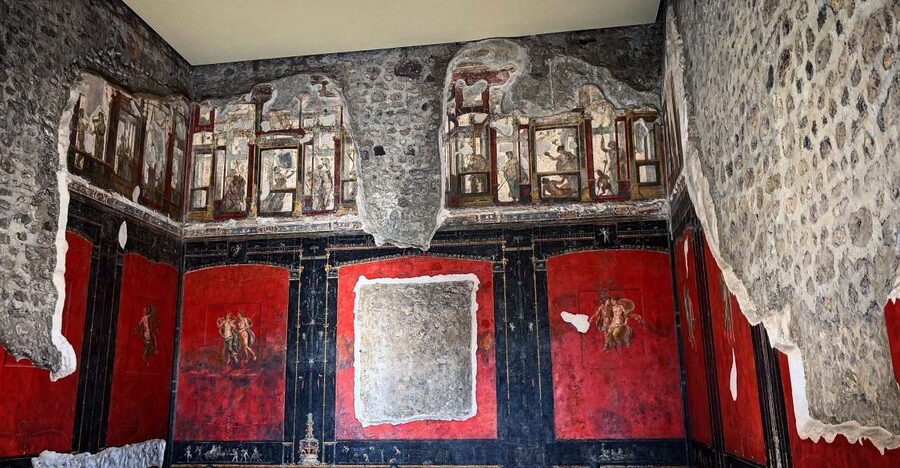 From Naples: Pompeii Guided Tour with Skip-the-Line Tickets - Entering Pompeii through a separate entrance, then getting your bearings fast