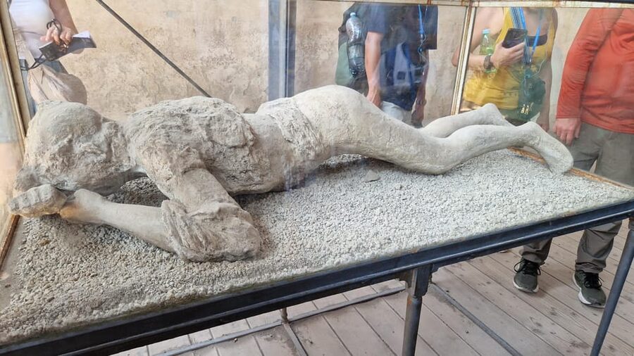 From Naples: Pompeii & Sorrento Shore Excursion with Lunch - Languages and group guide style: English and Spanish