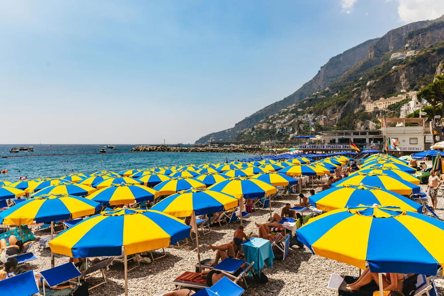 From Naples: Positano and Amalfi Boat Tour with Drinks - From Piazza Giuseppe Garibaldi to the port: the transfer reality check