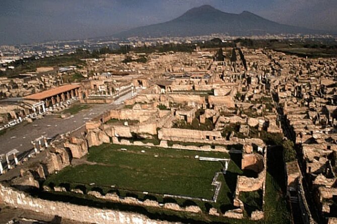 From Pompeii: Day Tour of Pompeii and Vesuvius with Bus Transfer - Guides at the volcano: you don’t need fancy gear, but you do need readiness