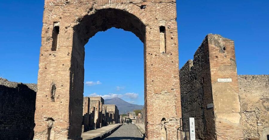 From Rome: Full Day Pompeii and Naples Tour - From Rome pickup to the first steps in Pompeii