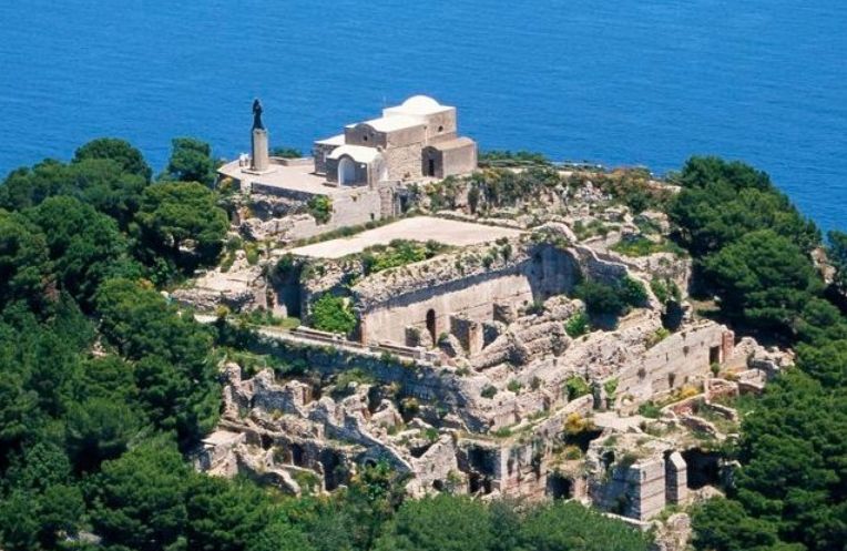From Sorrento or Naples: Capri Full-Day Private Tour - Hydrofoil time from Naples or Sorrento, then you’re on island mode