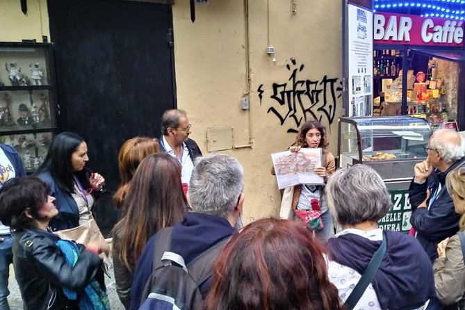 Guide tour in Naples downtown with an art expert - San Gregorio Armeno: the Nativity scene street break