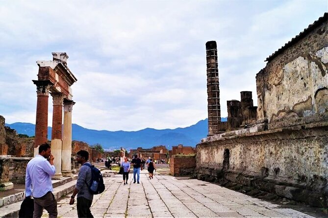 Guided Private Tour in Pompeii - Stabian Baths: public spa life, safety habits, and what people did daily