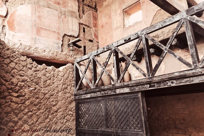 Herculaneum Private Tour with an Archaeologist - Stop 5: Casa del Salone Nero, the black-painted salon