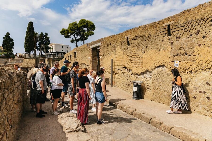 Herculaneum: Skip-the-Line Guided Tour with Archaeologist - Herculaneum feels calmer than Pompeii, and that matters