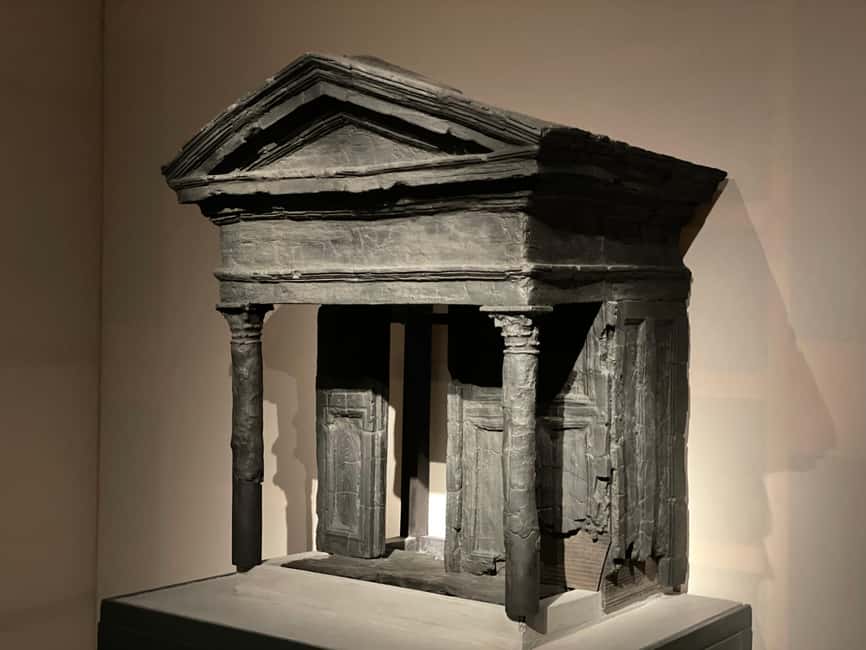 Herculaneum: Tickets & Tour with a Local Archaeologist - Casa dellAlbergo and the town feel you might miss otherwise