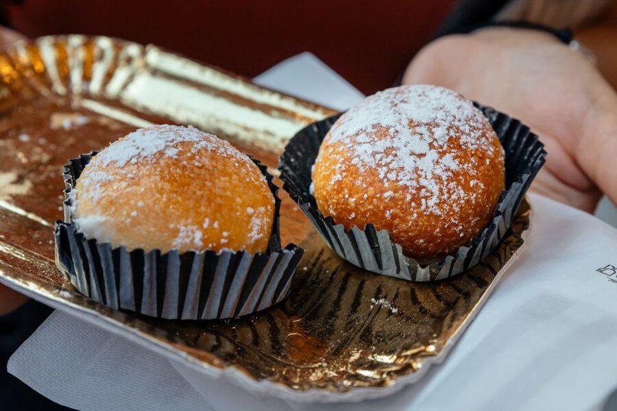 Naples: 2.5-Hour Private City Tour "Off the Beaten Track" - Shopping and a food-forward finish at a pizzeria