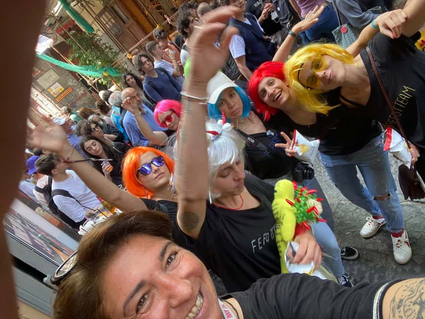 Naples: Bachelorette Party with Insolitaguida - The Via dei Tribunali Photo Moment With a Mischievous Touch