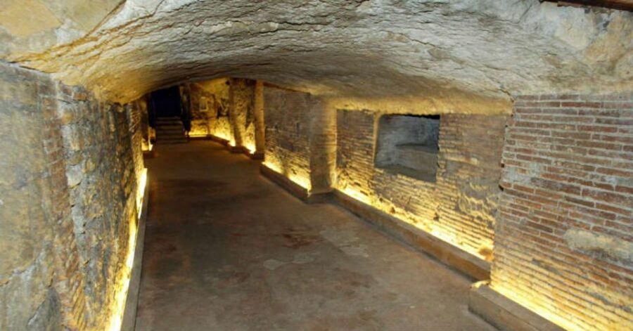 Naples: Historic Center Guided Tour with Underground Ruins - Via Toledo and the Spanish Quarters Mood, Plus the Maradona Layer