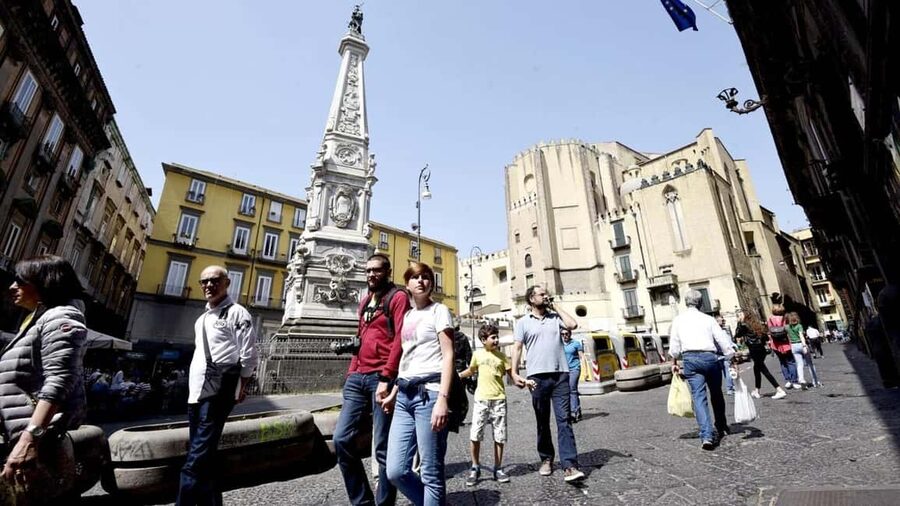 Naples: Historic Center Tour & Veiled Christ Entry Ticket - Christmas street shopping: craft shops and hands-on souvenirs