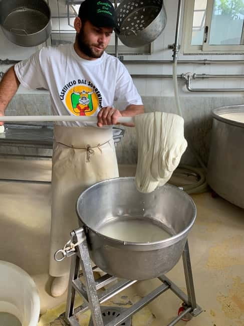 Naples: Mozzarella experience - Getting There From Rione Alto, Then Into the Dairy
