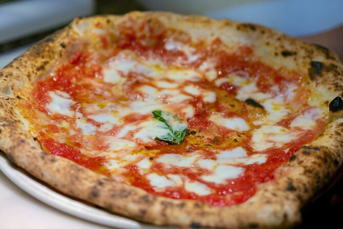 Naples: Pizza and Beyond Food Tour by Do Eat Better - Stop 3, Piazzetta Nilo: Pizza Fritta the Handheld Way