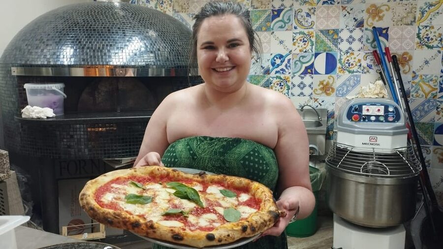 Naples: Pizza Making Class with Neapolitan Chef and drink - Tools, apron, and the certificate you actually get
