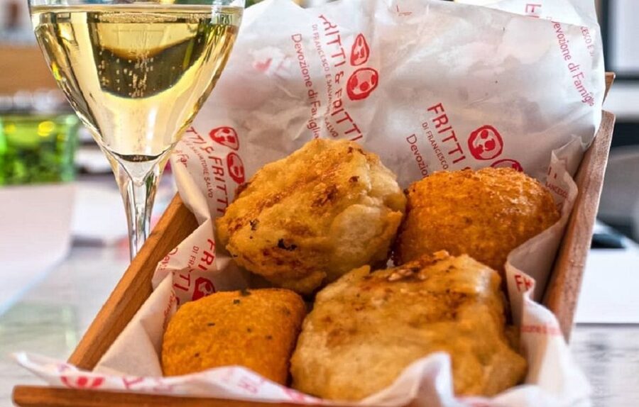 Naples: Pizza tasting gourmet experience - Welcome drink and fried starters, the Naples way