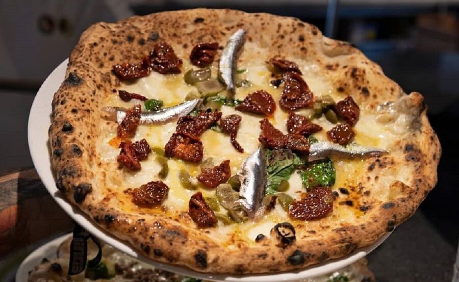 Naples: Pizza tasting gourmet experience - À la carte choices, plus wine pairing with an executive guide