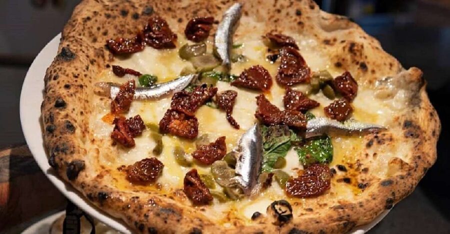 Naples: Pizza tasting gourmet experience - The tasting plan: two classic pizzas that teach you what matters