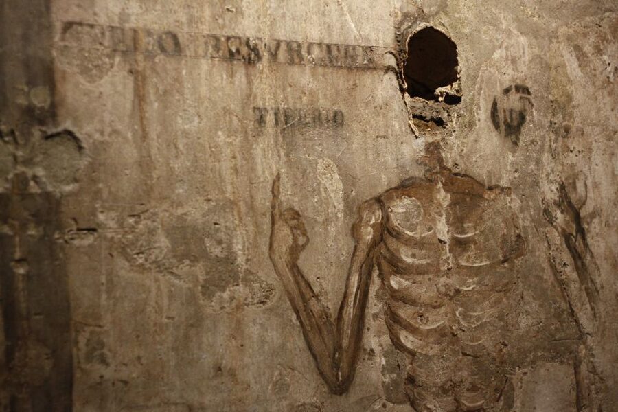 Naples: San Gaudioso Catacombs Guided Tour - The route underground: frescoes, mosaics, and macabre tomb design