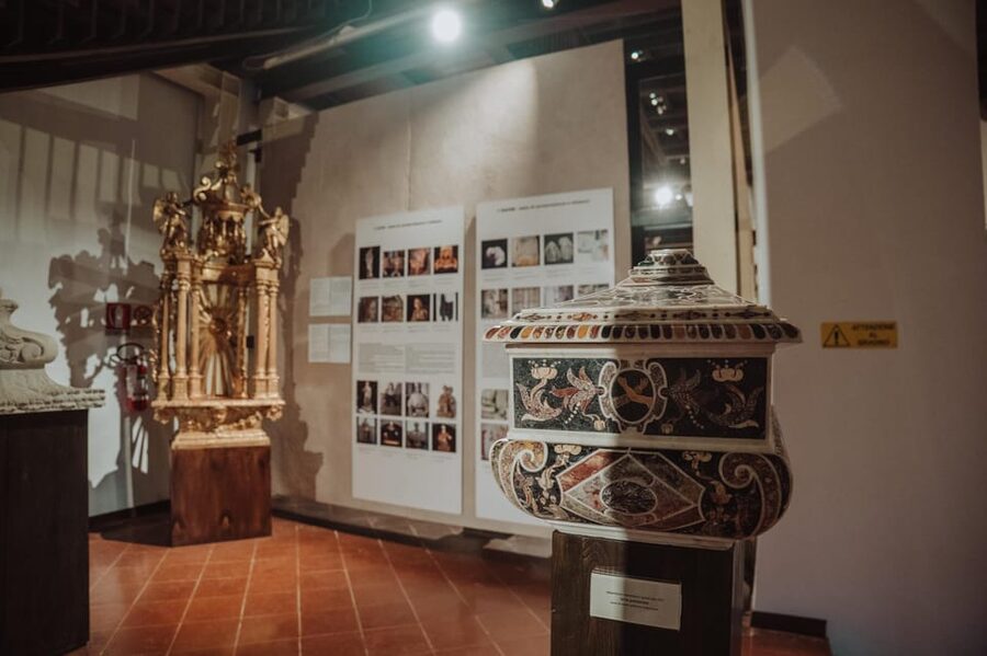 Naples: Santa Chiara Cloister Guided Group Tour - Gardens and majolica benches, your easy photo and pause points