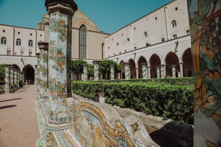 Naples: Santa Chiara Cloister Guided Group Tour - Finding your meeting point in Piazza del Gesù Nuovo