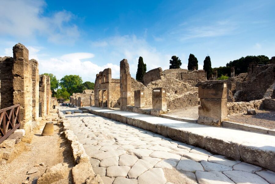 Naples: Sorrento and Pompeii with lunch & tickets included - Entering Pompeii with skip-the-line tickets and a local archaeologist
