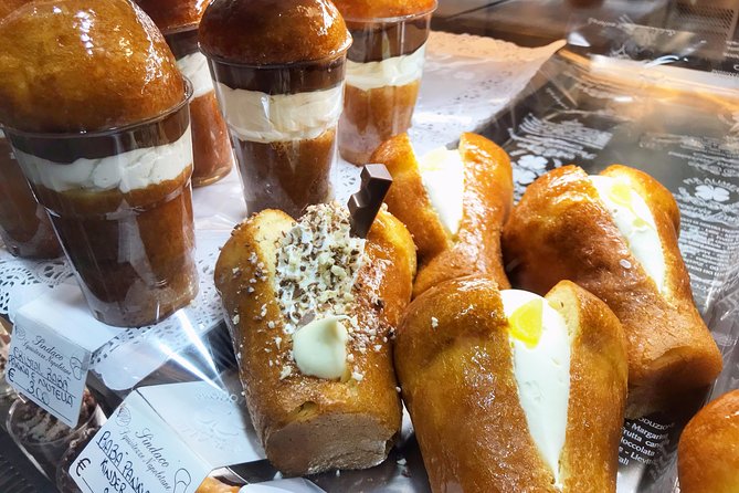 Naples: Street Food and Sightseeing Tour with Local Expert - Via San Gregorio Armeno: nativity makers and fried pizza comfort