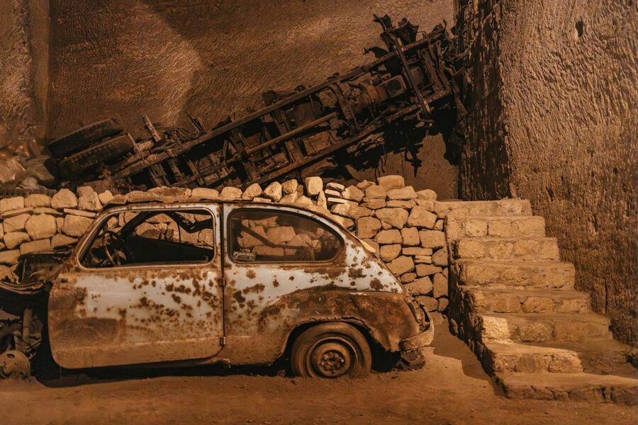 Naples: The Bourbon Tunnel Guided Tour with Entrance Ticket - Statues and vehicles: what survives, what was recovered