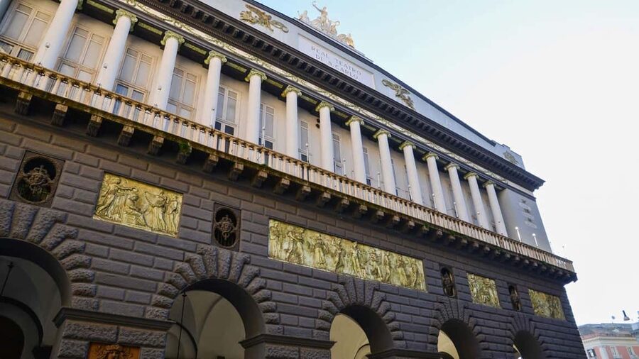 Naples: tour between Maschio Angioino and Plebiscito square - Where the tour starts, and how to find your guide fast