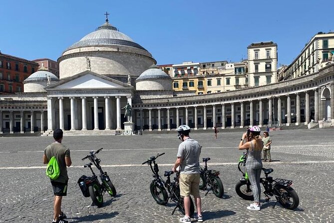 Naples tour by E-BIKE - San Antonio terrace style views: the curved panorama stop