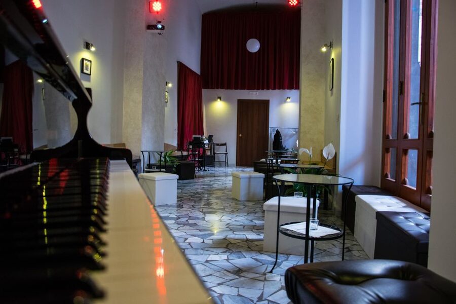 Naples: Traditional Neapolitan Music Concert - Meeting point under the arcades at Galleria Principe di Napoli