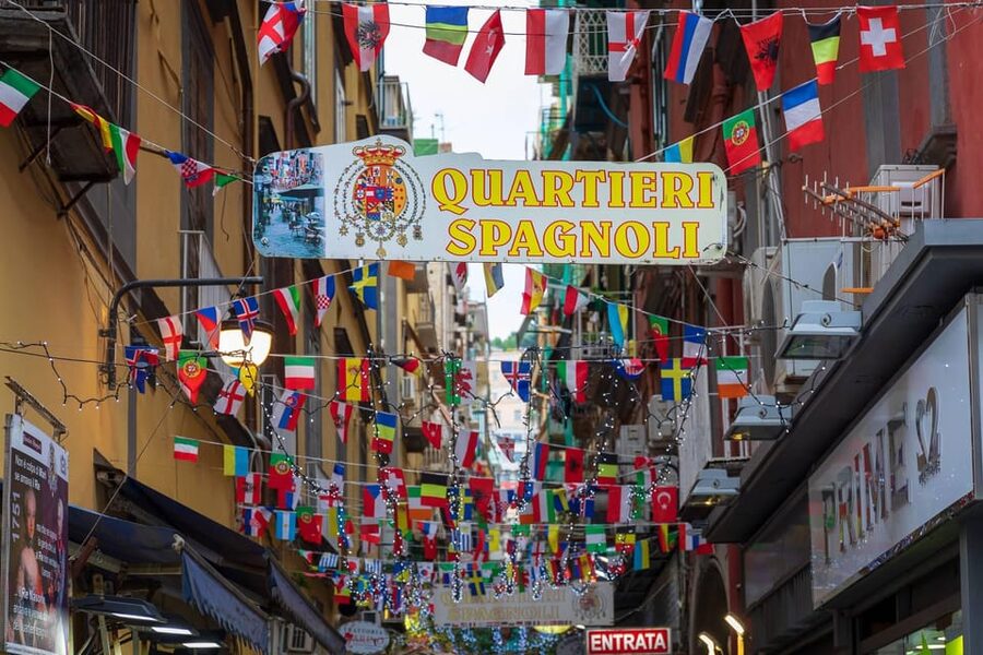 Naples: walk through the city's alleys with local guide - Via Toledo for an hour: the long stretch where Naples shows its everyday rhythm