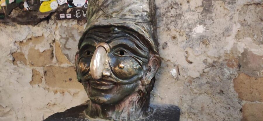 Naples Walking Tour: Old Town and Spaccanapoli - Piazza San Domenico Maggiore and Piazza del Gesù Nuovo: architecture that changes as you turn
