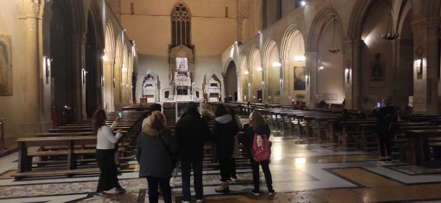 Naples Walking Tour: Old Town and Spaccanapoli - The included tasting: how Naples tastes in a small window