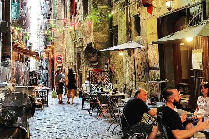 Napoli Pub Crawl in the Old Town - The via Toledo and Dante Square walk that keeps you moving