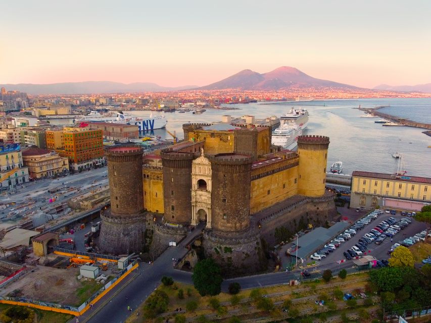 Napoli: Walking Tour of Naples with Local Tour Guide - Meeting up at Piazza Municipio and getting oriented fast