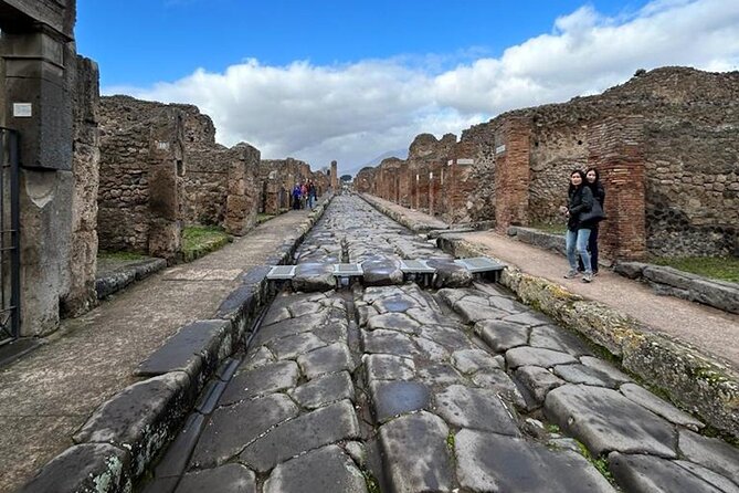 Once upon a time Pompeii 2 and a half hour tour - Inside Pompeii: a guided route that makes the town click