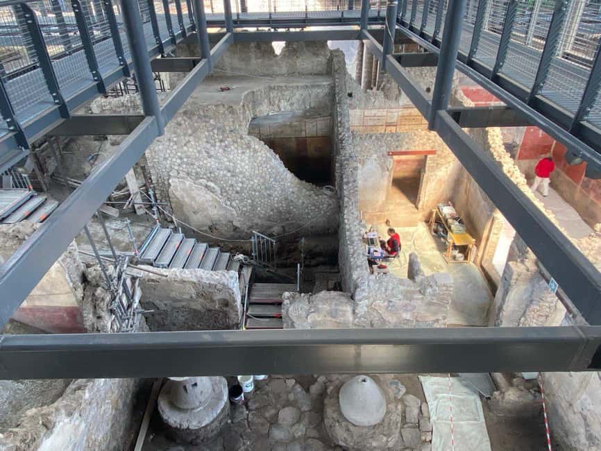 Pompei: the Latest Discoveries with your Archaeologist - Entering Pompeii from Porta Marina Superiore (and why it matters)